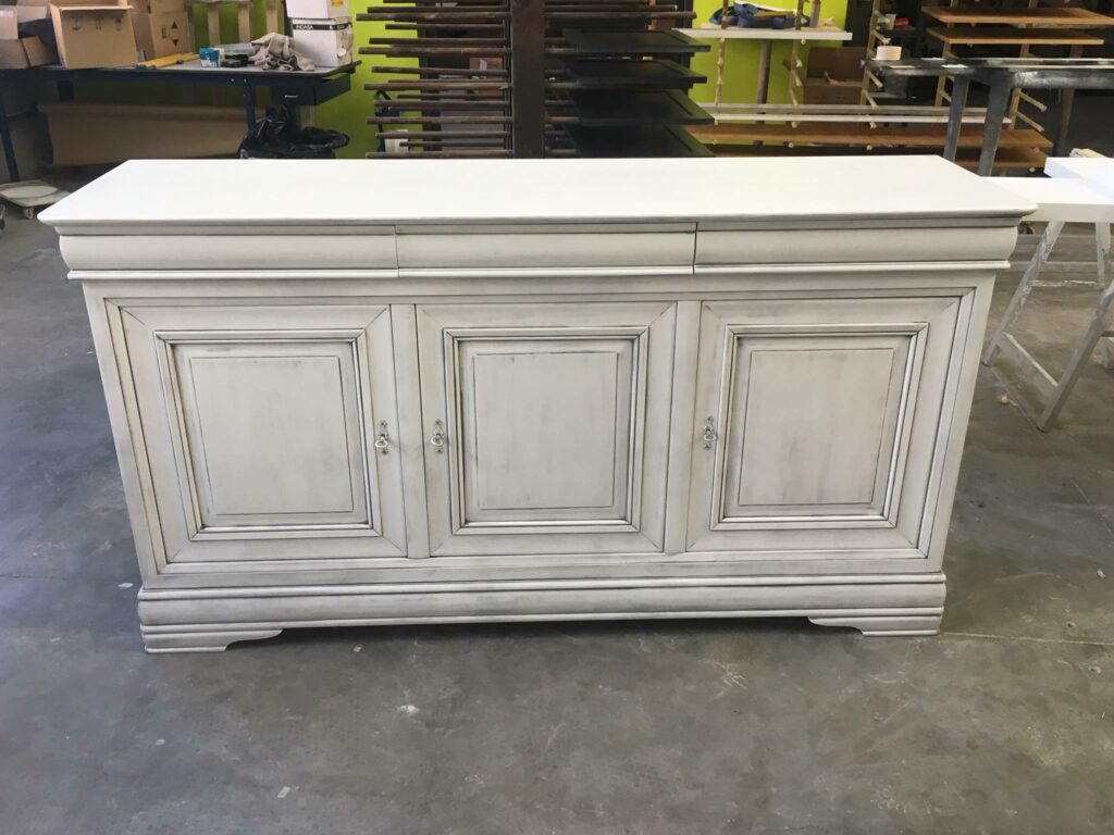 Décapage et application d'une laque blanche et d'une patine