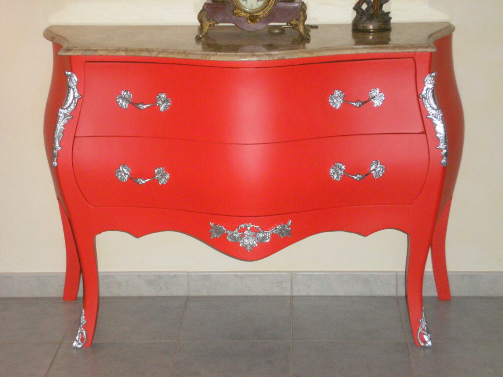 Laque rouge mat sur commode