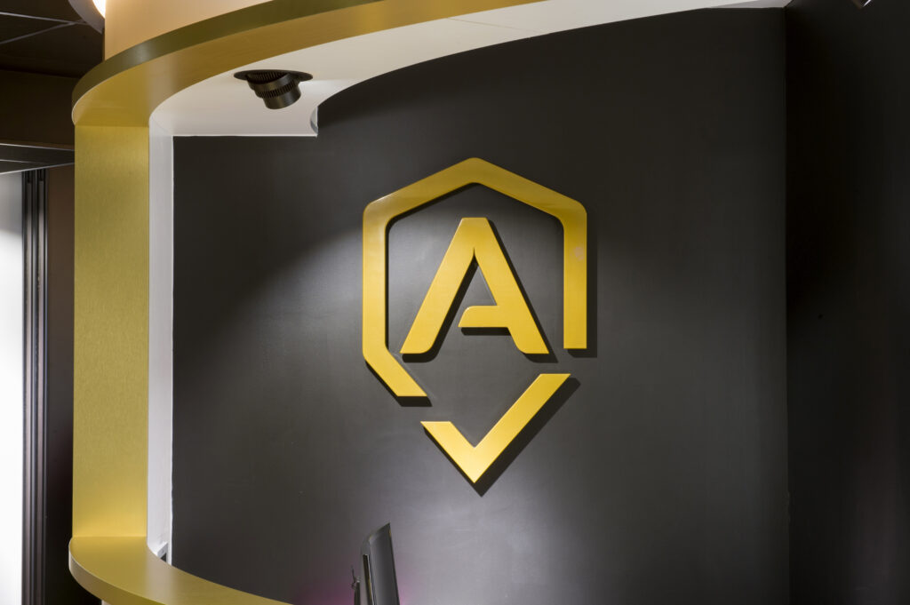 Logo bois laqué et vernis