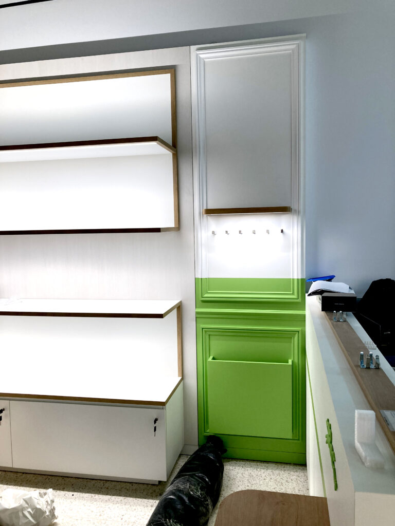 Laquage pour mobilier opticien - ©Berthillot Fabricant de Mobilier