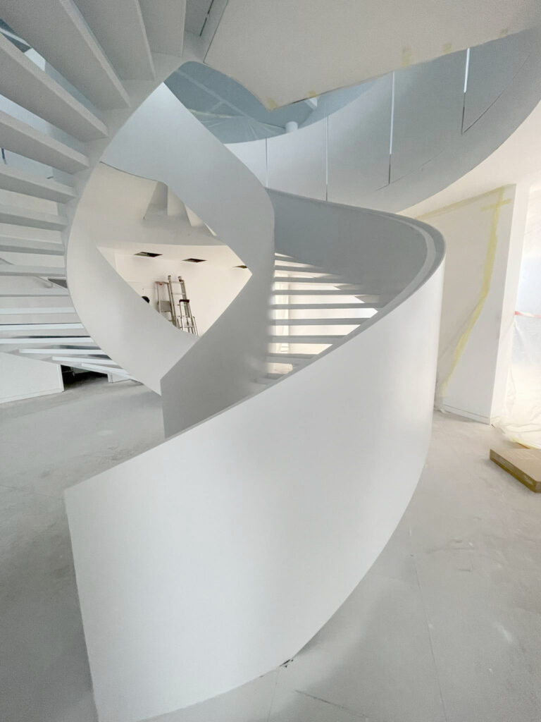 Laque blanche sur escalier métal