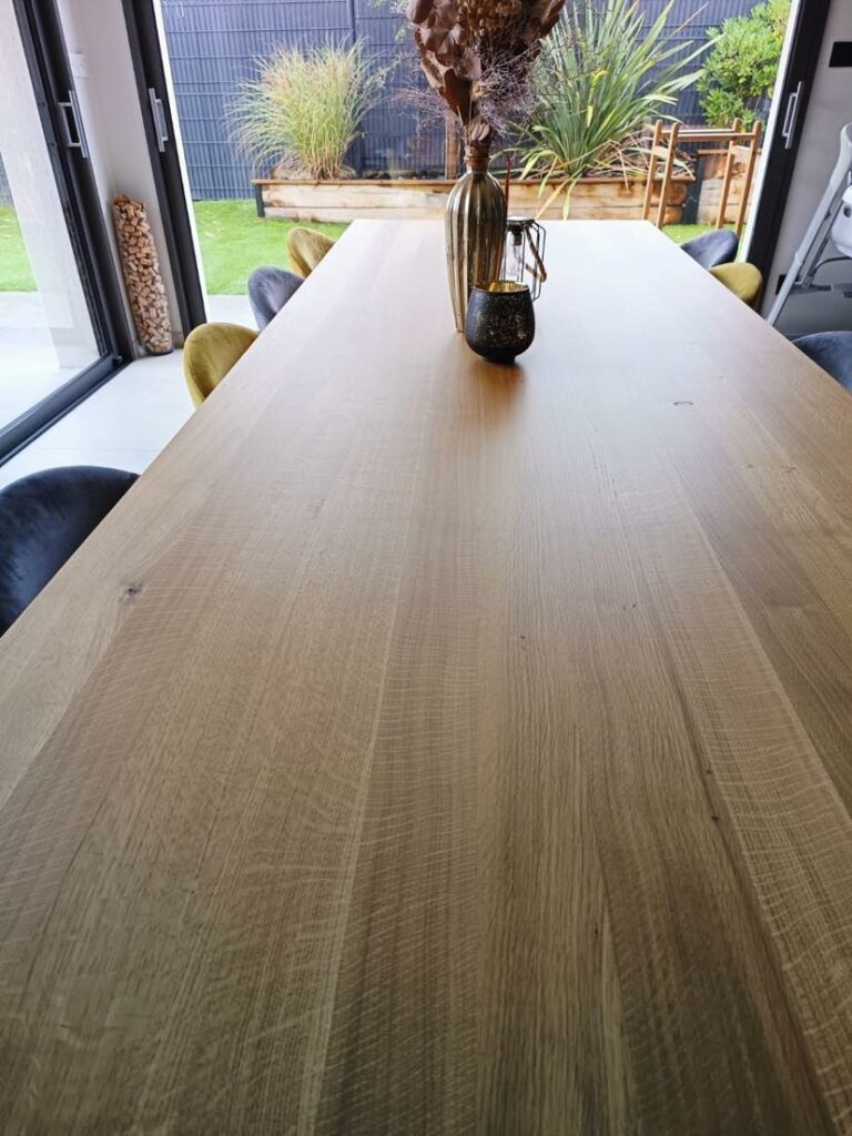 Vernis extra mat sur le plateau en chêne