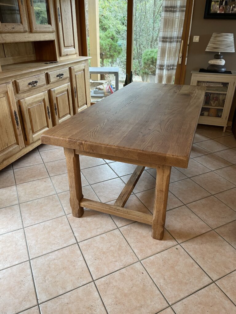 Relooking d’une salle à manger : Décapage et vernis extra mat en finition