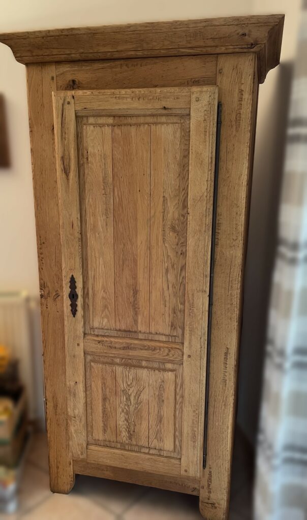 Relooking d’une salle à manger : Décapage et vernis extra mat en finition