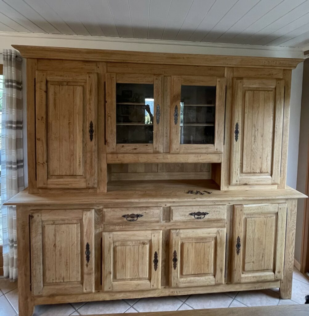 Relooking d’une salle à manger : Décapage et vernis extra mat en finition