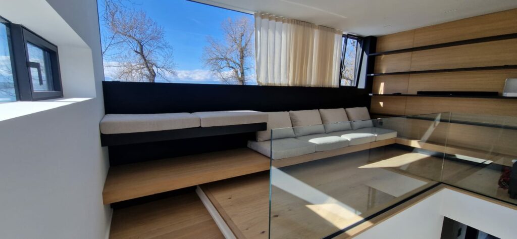 Laquage noir  et vernissage d’une banquette pour Perrin-Giraud, Craponne